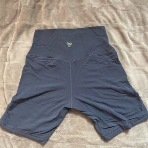 aritzia golden butter leggings / biker shorts